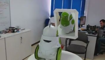 VIDEO EPIC: Un robot se vede pentru prima data in OGLINDA! Vezi reactia unica