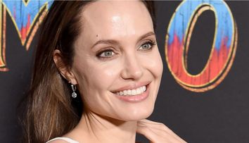 Angelina Jolie și-a arătat tatuajele pe covorul roșu, într-o rochie extrem de decoltată