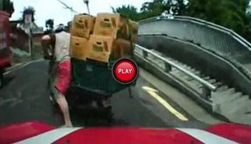 Ce se intampla cu motociclistul din acest clip :) VIDEO