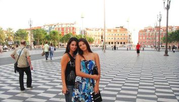 Dovada ca mama Antoniei are o silueta de invidiat. Arata ca o pustoaica de 20 de ani intr-o pereche de pantaloni scurti si un top minuscul