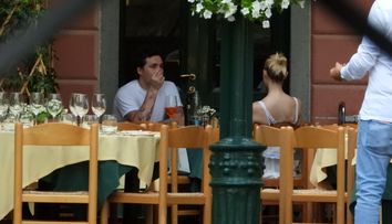 Scandalul se întețește în una dintre cele mai iubite familii din showbiz. După triunghiul amoros care a făcut valuri în tabloide, familia a primit o nouă lovitură. Gestul extrem al fiului cel mare al celebrului cuplu a stârnit tensiuni aprinse