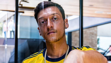 A fost considerat fotbalistul fără succes la femei, dar el are o soție superbă. Cine e tânăra pe care Mesut Ozil a cucerit-o