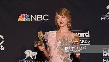 Taylor Swift a căzut pe scenă în timpul unui concert. Fanii au imortalizat momentul
