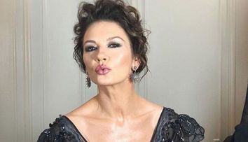 Catherine Zeta-Jones, apariție de senzație în costum de baie