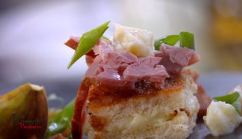 Aperitiv cu brânză de burduf, smochine, pastramă afumată și jumări