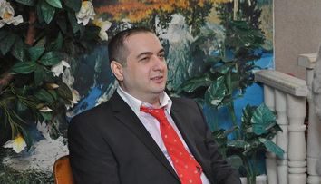 Sora lui Leo de la Strehaia vrea să se mărite cu Irinel Columbeanu, după ce fostul om de afaceri a ajuns la azil