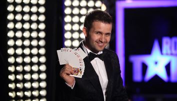 Magicianul Robert Tudor a reusit imposibilul. Numarul de magie cu doar 3 carti pe care nu o sa intelegi cum l-a facut