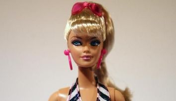 Papusa Barbie a ramas orfana!