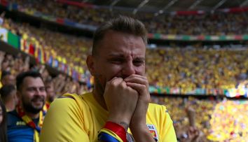 Fanul român, surprins plângând la meciul România - Ucraina, a devenit vedetă! Ce scriu ziarele britanice despre el