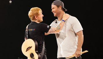Ed Sheeran dezvăluie cum a ajuns să cânte alături de Chris Hemsworth, pe Arena Națională: ”E nebunie că a ales București”