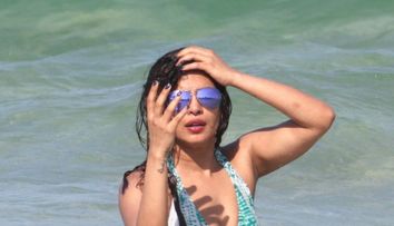 E considerata plinuta dupa standardele Hollywood, dar la Bollywood este o zeita. Priyanka Chopra, surprinsa la plaja