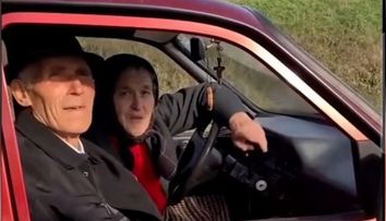 Bunicuța de 72 de ani din Cluj, virală pe TikTok după ce a fost filmată la volan: „Sunt șoferiță numai de vreo 3-4 ani că m-o prins cu motocicleta”