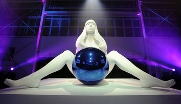 Lady Gaga, din nou goala. 