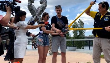 Tinerii din Ucraina, care și-au legat mâinile cu un lanț, au renunțat la experiment și s-au despărțit