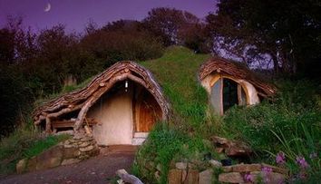 O familie din Tara Galilor traieste intr-o casa ca in Lord Of the Rings! <span style=