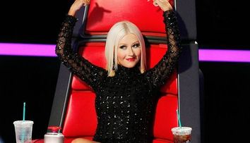 Dornice sa atraga atentia! In ce ipostaza s-au lasat pozate Christina Aguilera si Miley Cyrus