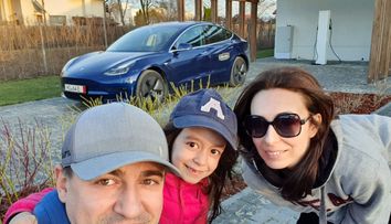 George Buhnici are cel mai nou model Tesla: ”Doar nu credeați ca am cumpărat-o de la noi”