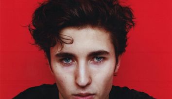 Tatăl său este un star de la Hollywood care a revenit în forță după 15 ani, câștigând primul său Oscar. El are 21 de ani și a debutat ca model