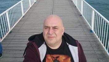 Îți mai aduci aminte de „Mârlanu” din Trăsniți în NATO? Uite ce face acum Toni Ionescu