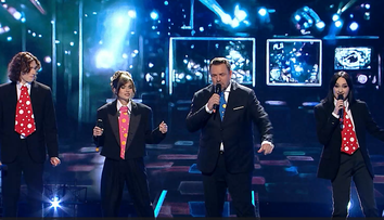 Vocea României 2024: Semifinala. TRIO Theo Rose și Horia Brenciu. Raluca Moldoveanu și Colin Doljescu au creat un moment senzațional, împreună cu antrenorii lor, interpretând un imn al dansului și al distracției din anii '70