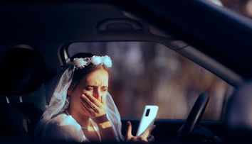 O mireasă din Râmnicu Vâlcea a fost bătută de soț de față cu invitații! Bărbatul s-a năpustit asupra ei, după ce femeia s-a certat cu soacra sa. De la ce a început conflictul