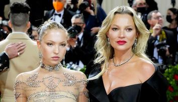 Kate Moss și fiica Lila, apariție spectaculoasă la Met Gala 2022. Tânăra a purtat o rochie transparentă