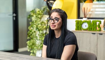 Șef sub acoperire, 21 noiembrie 2024. Flori, mama care încearcă să îi ofere copilului cu autism o viață normală, primește o mână de ajutor din partea lui Alin Hustiu. Tată a doi copii, șeful sub acoperire a fost afectat de sacrificiile făcute de aceasta: „Nu mă așteptam la asta!”