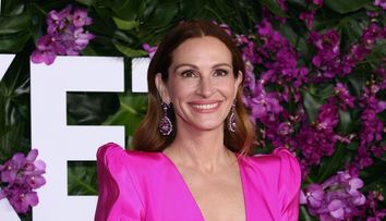 Julia Roberts, apariție surpriză la un eveniment dedicat artiștilor. A purtat o rochie cu portretele lui George Clooney