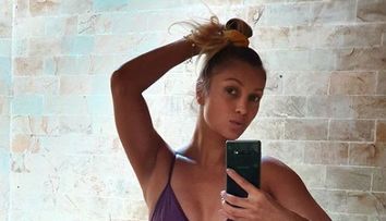 Lora, mii de like-uri pentru o fotografie incendiară! Apare în cadă, cu trupul gol acoperit doar cu flori