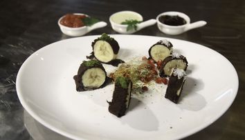 Reteta Catalin-Alexandru Codreanu: Sushi din clatite de ciocolata cu banane si trei sosuri