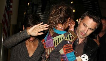 Halle Berry se cearta din nou cu paparazzii. Sotul ei, la un pas sa il bata pe unul dintre fotografi