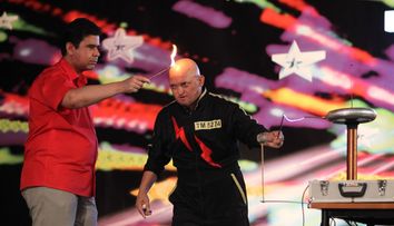 Omul-baterie, sarbul care prajeste mici cu mana, a facut un show cu scantei la 