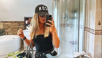 Și-a făcut un selfie sexy în baie și a postat imaginea pe Instagram. Detaliul omis a făcut-o de râs pe tot internetul