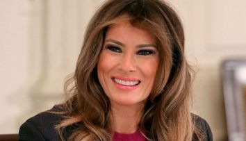 Cum a decorat Melania Trump Casa Albă de Crăciun. A renunțat la decorurile întunecate