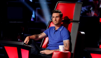 Adam Levine, solistul trupei Maroon 5, s-a logodit. Cine este si cum arata iubita cantaretului