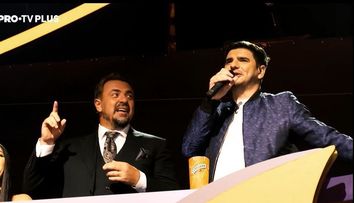 Detectivii Masked Singer se distrează și în pauzele de filmare. Cum îl imită Alex Bogdan pe Horia Brenciu