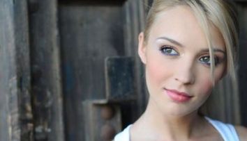 Diana Dumitrescu, decolteu senzational la premiera filmului 