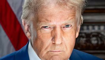 Portretul oficial al lui Donald Trump s-a viralizat instant. Detaliul care le-a atras atenția tuturor: „Chiar crede că asta îl face să pară dur? Arată ridicol!”