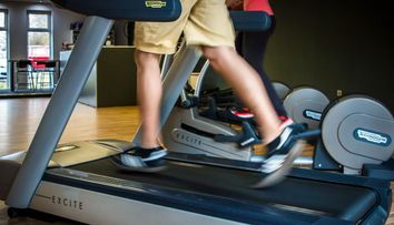 (P) Iată cum îți poți menține interesul pentru exercițiile pe banda de alergat