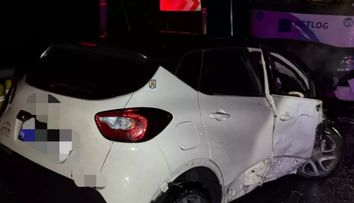 Urmărită de poliție, o femeie a murit după ce a intrat cu mașina furată într-un camion. În vehicul se afla și fiica ei de 13 ani care a ajuns la spital