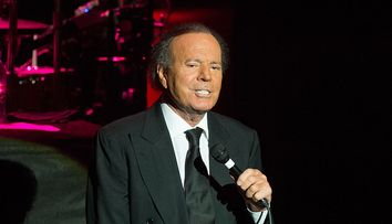 Julio Iglesias, reținut pe un aeroport din Republica Dominicană! Ce au găsit polițiștii în bagajele celebrului artist