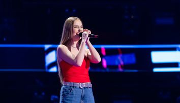 Vocea României 2024, 25 octombrie. Anișoara Cojocaru, tânăra cu chip angelic din Chișinău, a făcut senzație pe scena de la Vocea României. A întors două scaune: „O voce foarte bună” În ce echipă merge