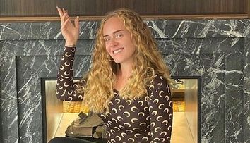 Adele, de nerecunoscut la 33 de ani! Cum a apărut la petrecerea de ziua ei