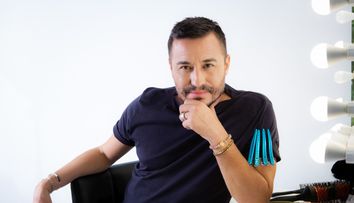 Pentru al șaptelea an consecutiv, Adrian Perjovschi anunță trendurile în hair-style și beauty pentru 2025 printr-un shooting-show de colecție, „Natural born beauty”