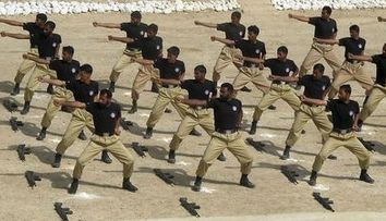 Imaginea zilei: Inaintare in grad in politia pakistaneza