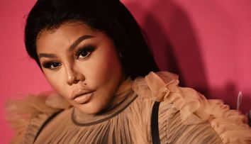 Apariție de neratat pentru paparazzi: rapperita Lil’ Kim într-o ținută controversată