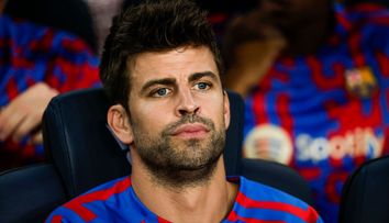 Gerard Pique, surprins în timp ce analiza profilul de Instagram al Shakirei! Clara Chía se afla chiar lângă el