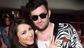 Smiley, cu chef de glume. Fanii s-au distrat copios pe seama ultimei fotografii cu cantaretul