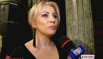 Pepe, inconjurat numai de femei frumoase. Raluca are pe cine sa mosteneasca. Uite ce tanara si draguta este mama ei