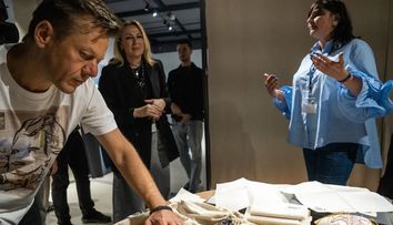 Splendida Poveste a iei românești cusută în aeroportul Iași și care va face înconjurul lumii. Mircea Cantor, printre primii artiști care s-au implicat în proiectul „firului viu”, lansat de Șezătoarea din Borlești și de arhitecta Carina Lăcătușu, la Romanian Creative Week